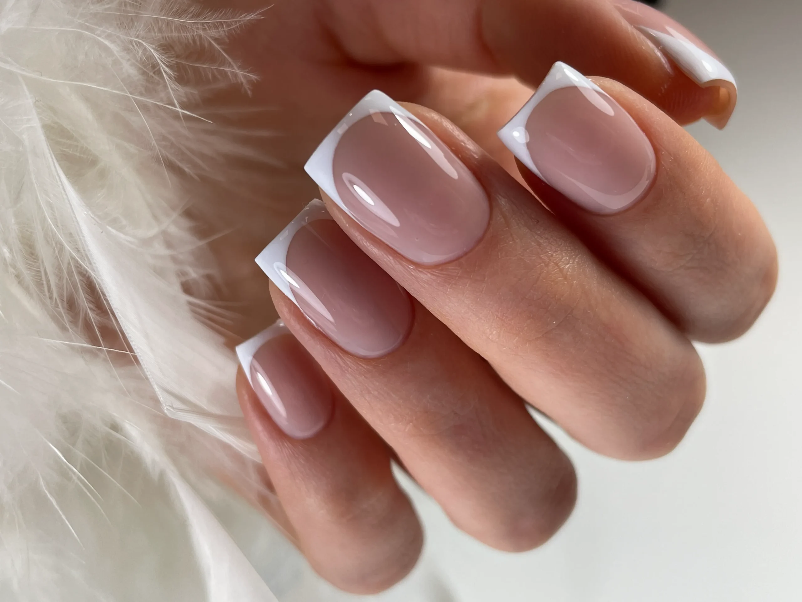 Manucure french après la technique russe chez Nails Quality