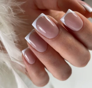 Manucure french après la technique russe chez Nails Quality