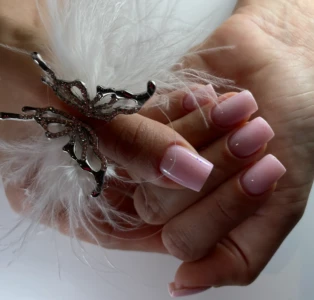 Manucure russe avec du gel semi-permanent à Paris chez Nails Quality